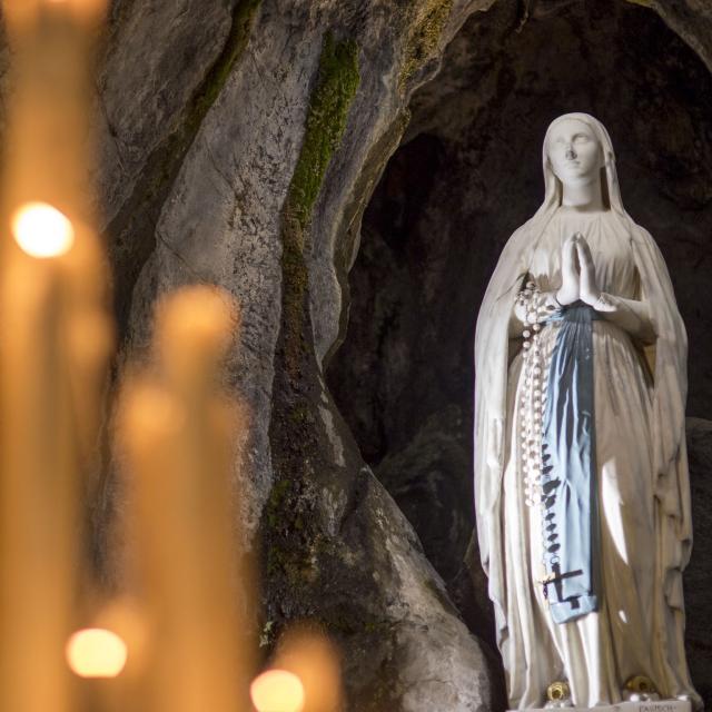 Statue de la Vierge dans la grotte des apparitions de Lourdes