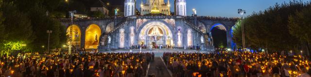 Vue du Sanctuaire lors de la procession aux flambeaux