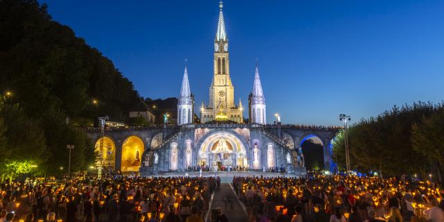 Vue du Sanctuaire lors de la procession aux flambeaux