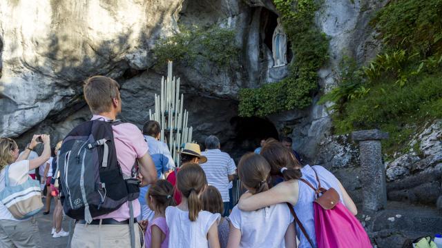 Famille devant la Grotte de Lourdes