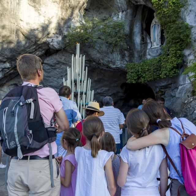 Famille devant la Grotte de Lourdes