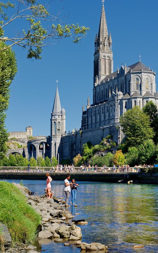 Lourdes, le sanctuaire et le gave de Pau