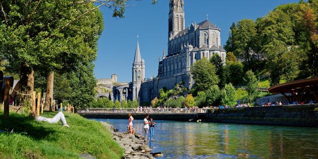 Lourdes, le sanctuaire et le gave de Pau