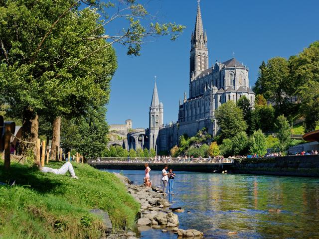 Lourdes, le sanctuaire et le gave de Pau