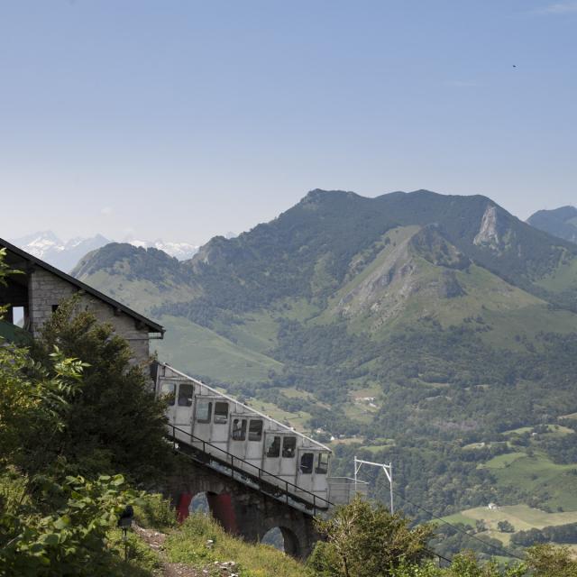 Panorama sur les Pyrénées depuis le PIc du Jer