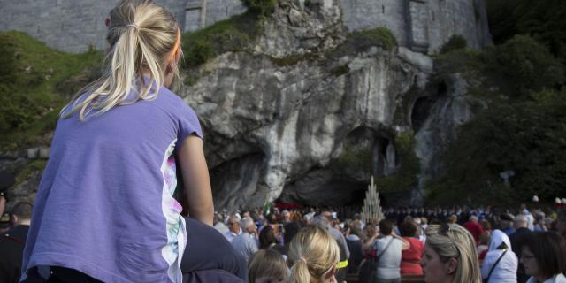 Famille devant la Grotte à Lourdes