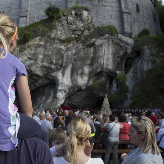 Famille devant la Grotte à Lourdes