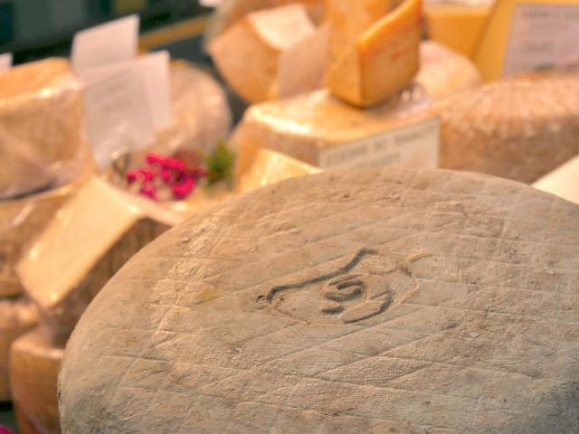 Fromage Ossau Iraty aux Halles de Lourdes