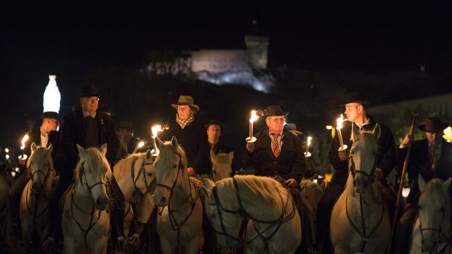 Pelerinage des Gardians - Procession aux flambeaux à Lourdes