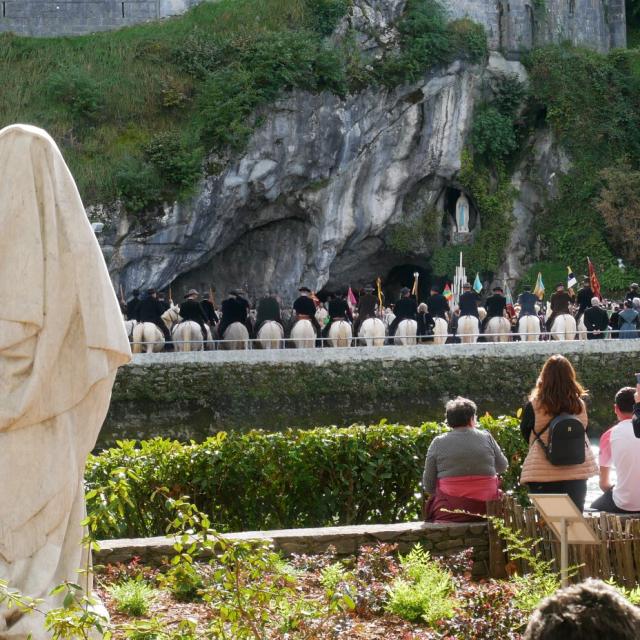 Messe Grotte Des Gardians A Lourdes